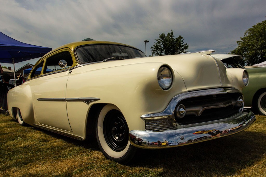 Love the gold top and white walls