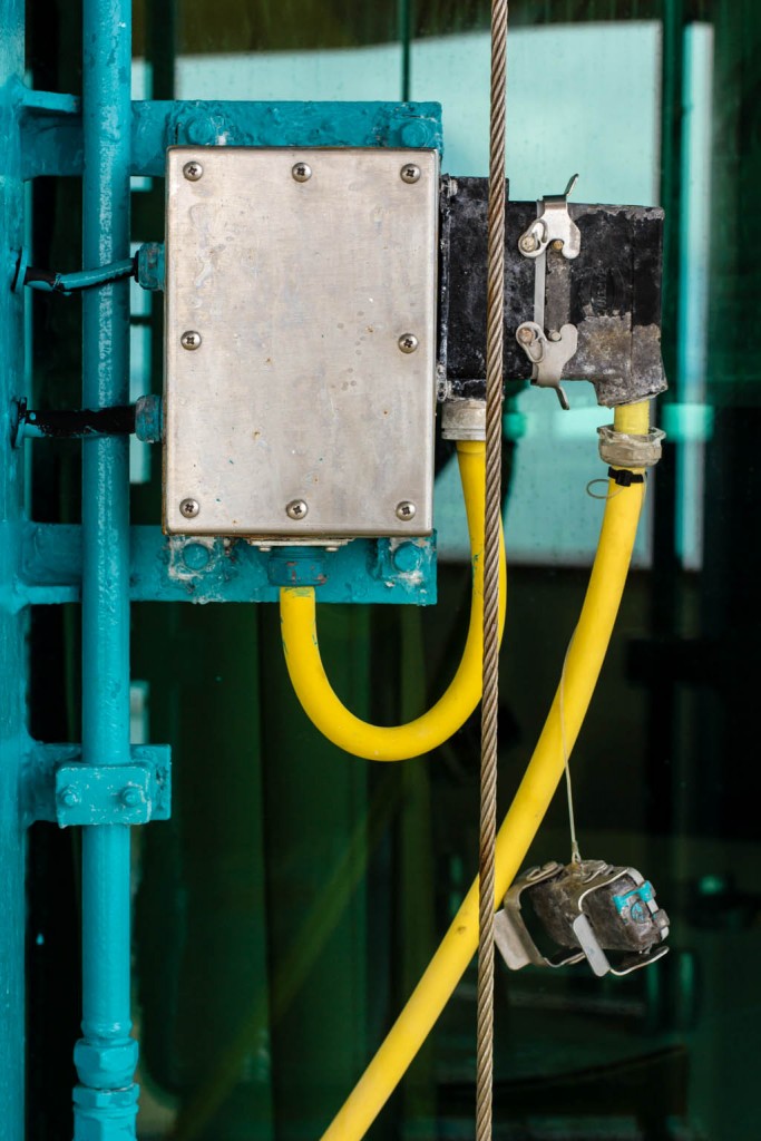 Hydraulic station: yellow and blue.