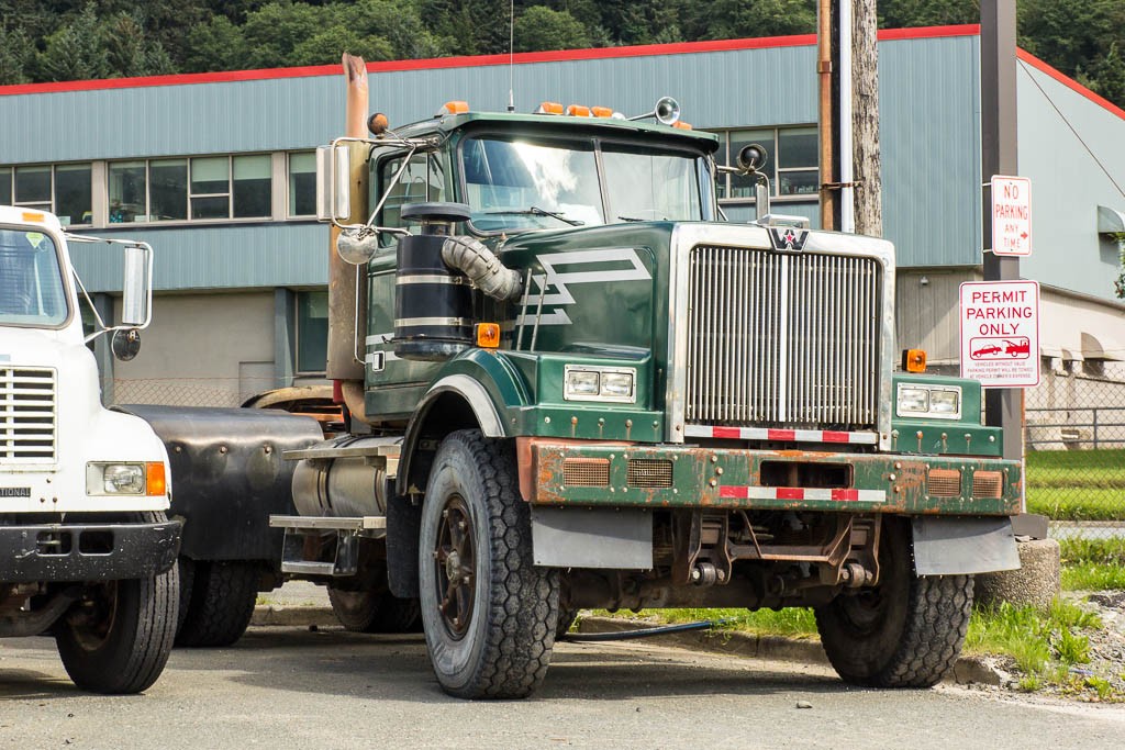 I like this semi with big tires