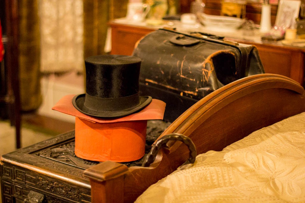 Old hotel setup in the human history section. I think I have that same top hat sitting in my living room. 