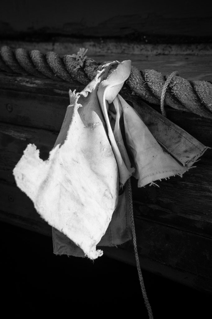 Excellent lighting contrast on a random rag tied to the rope...