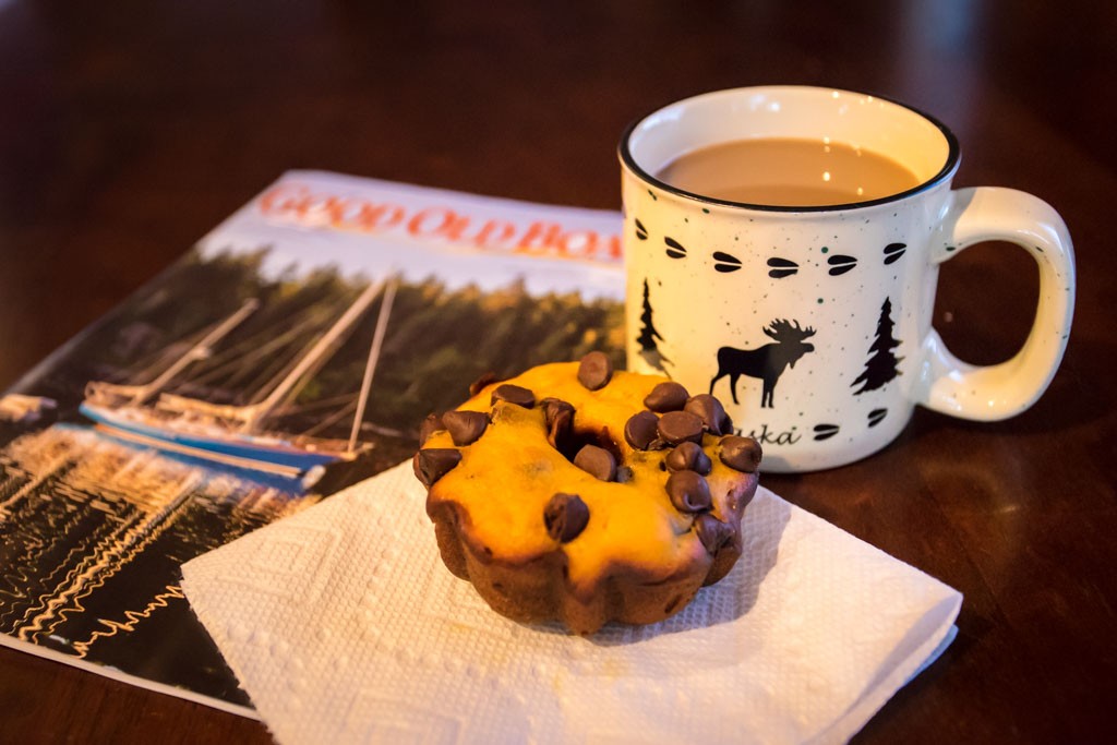 Started my day with yet more coffee and a chocolate pumpkin muffin that my mom made and dropped off last night.  The magazine is just for the photo, but the hull color is nice. 