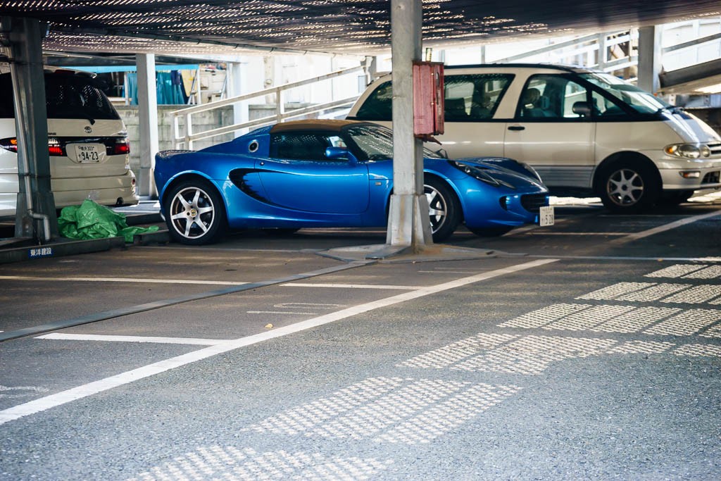 Spotted this little blue Lotus Elise on the way back.