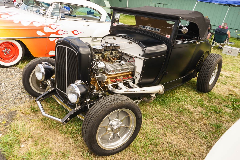 The gold engine covered in chrome and white headers is exactly what I want to do to my truck!