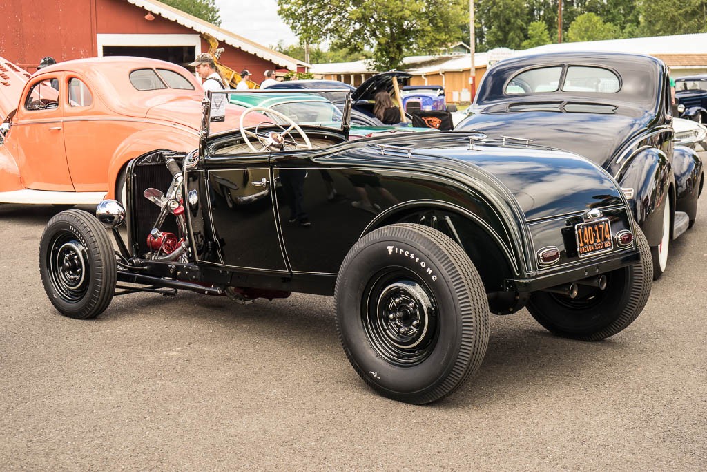 I really liked the subtle pinstriping along all the body lines.  Haven't seen that done before and it makes the care look super classy.